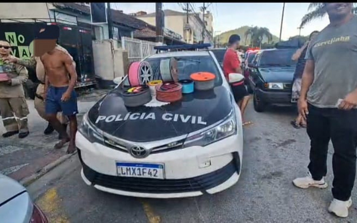 Um dos homens presos em flagrante na Praia do Anil