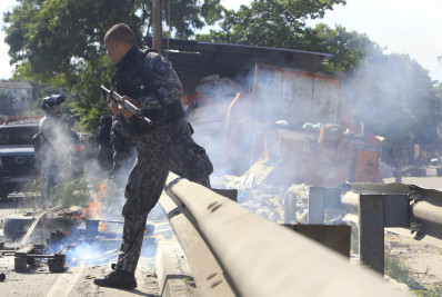 Fotos: policiais fazem operação na Cidade de Deus após morte de agente