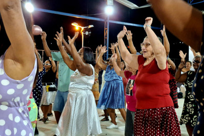 Baile Retrô agita a Academia da Saúde e faz Japeri dançar ao som dos anos 60