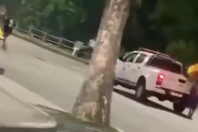 Vídeo: ambulante no Maracanã resgata isopor apreendido da caçamba de viatura da Seop e foge