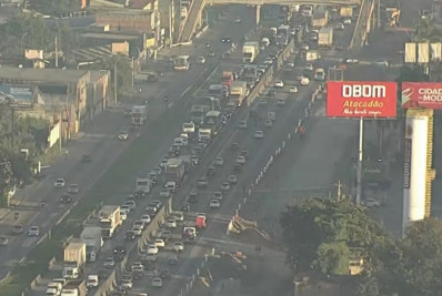 Acidente na Via Dutra deixa dois feridos e causa interdição parcial da pista