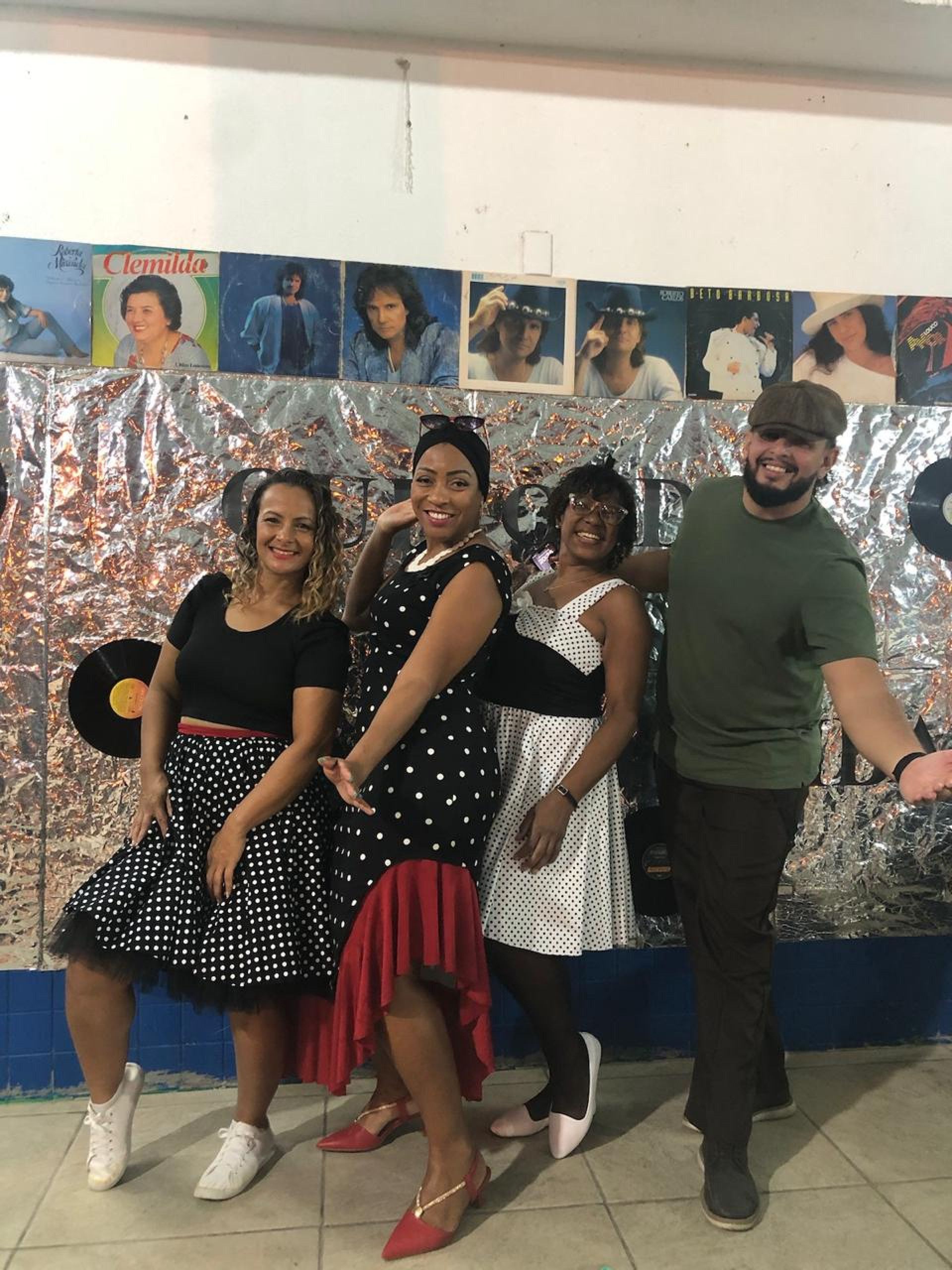 A programação começou com um aulão de twist guiado pelos professores, que ensinaram passos simples para acompanhar clássicos como Banho de Lua e La bamba