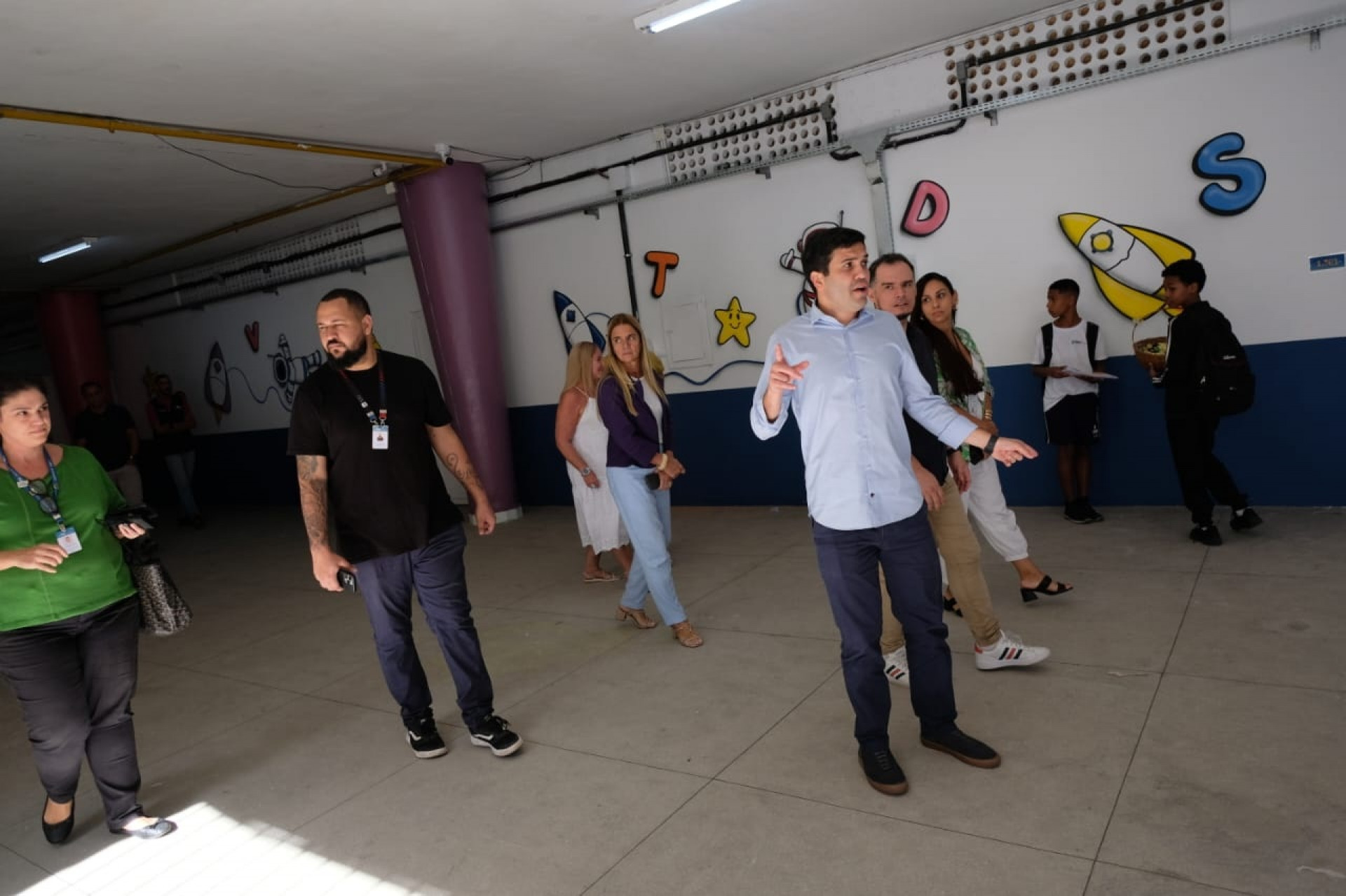 O secretário municipal de Educação Renan Ferreirinha (camisa azul) esteve na Orsina da Fonseca nesta segunda - Pedro Teixeira/ Agência O Dia