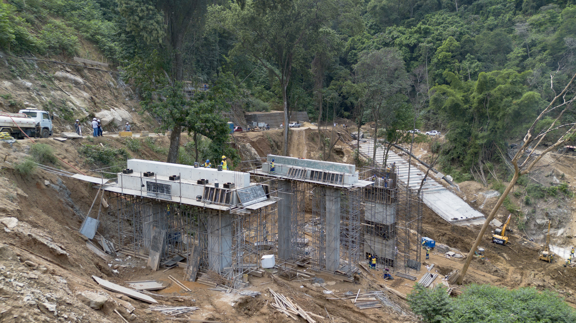 A estrutura da ponte foi construída para substituir o trecho que desabou durante as chuvas - Michel Filho / GOV RJ