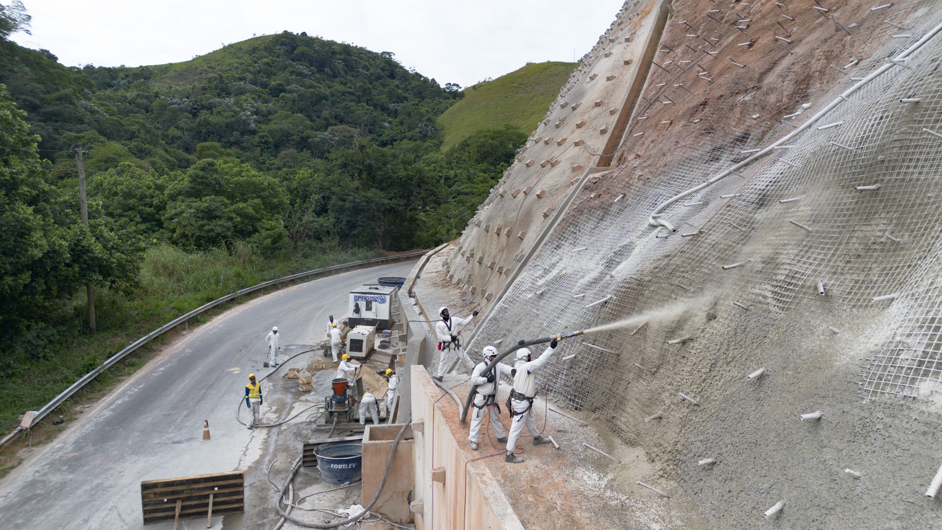 Além da ponte, o Departamento realiza obras em mais de 13 quilômetros de via, com contenção de encostas em 22 pontos, entre Paracambi e Mendes, para recuperação total do trecho - Michel Filho / GOV RJ