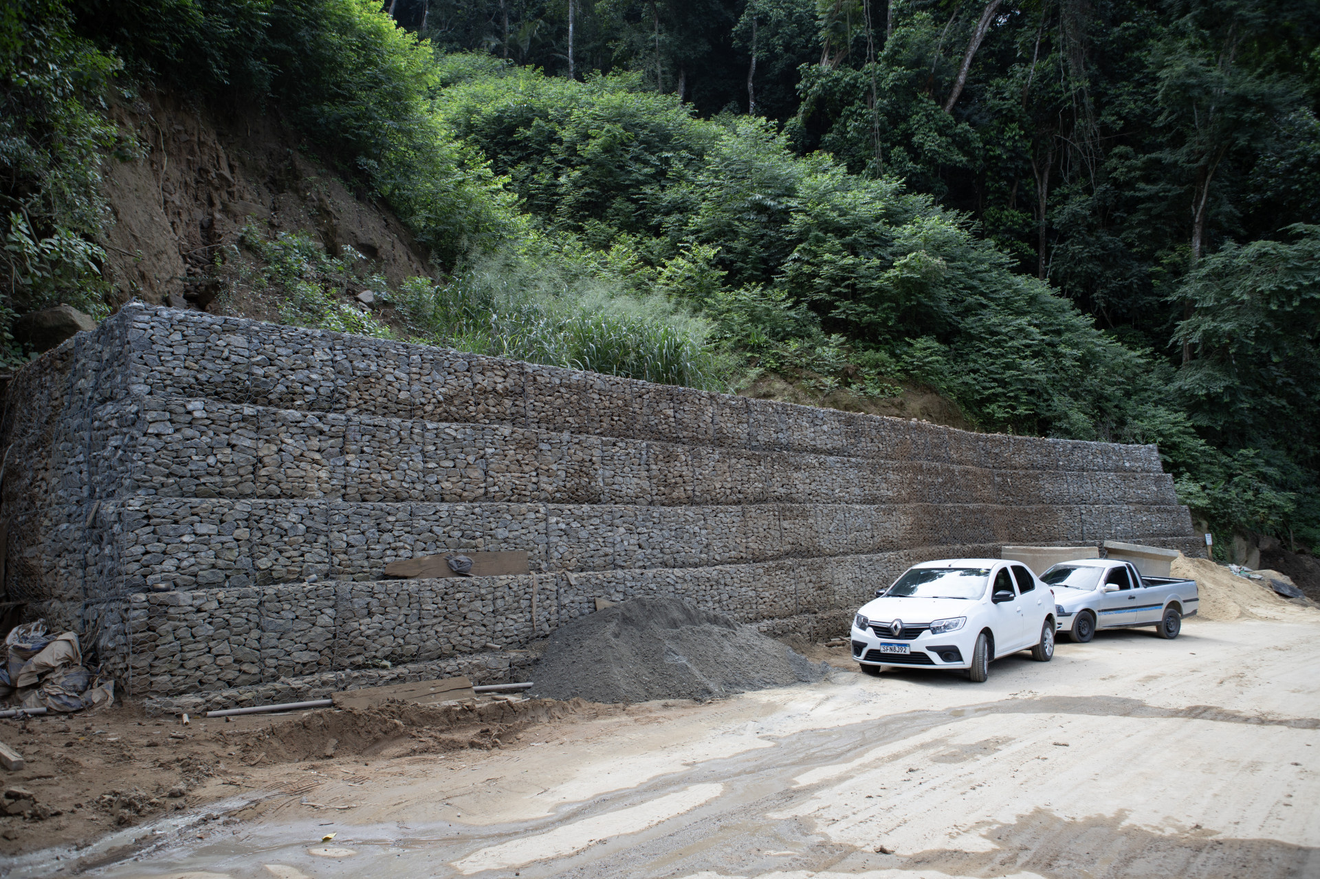 A montagem do novo equipamento requer o uso de maquinário de grande porte e caminhões pesados para transporte das vigas, o que impossibilita a liberação parcial da pista - Michel Filho / GOV RJ