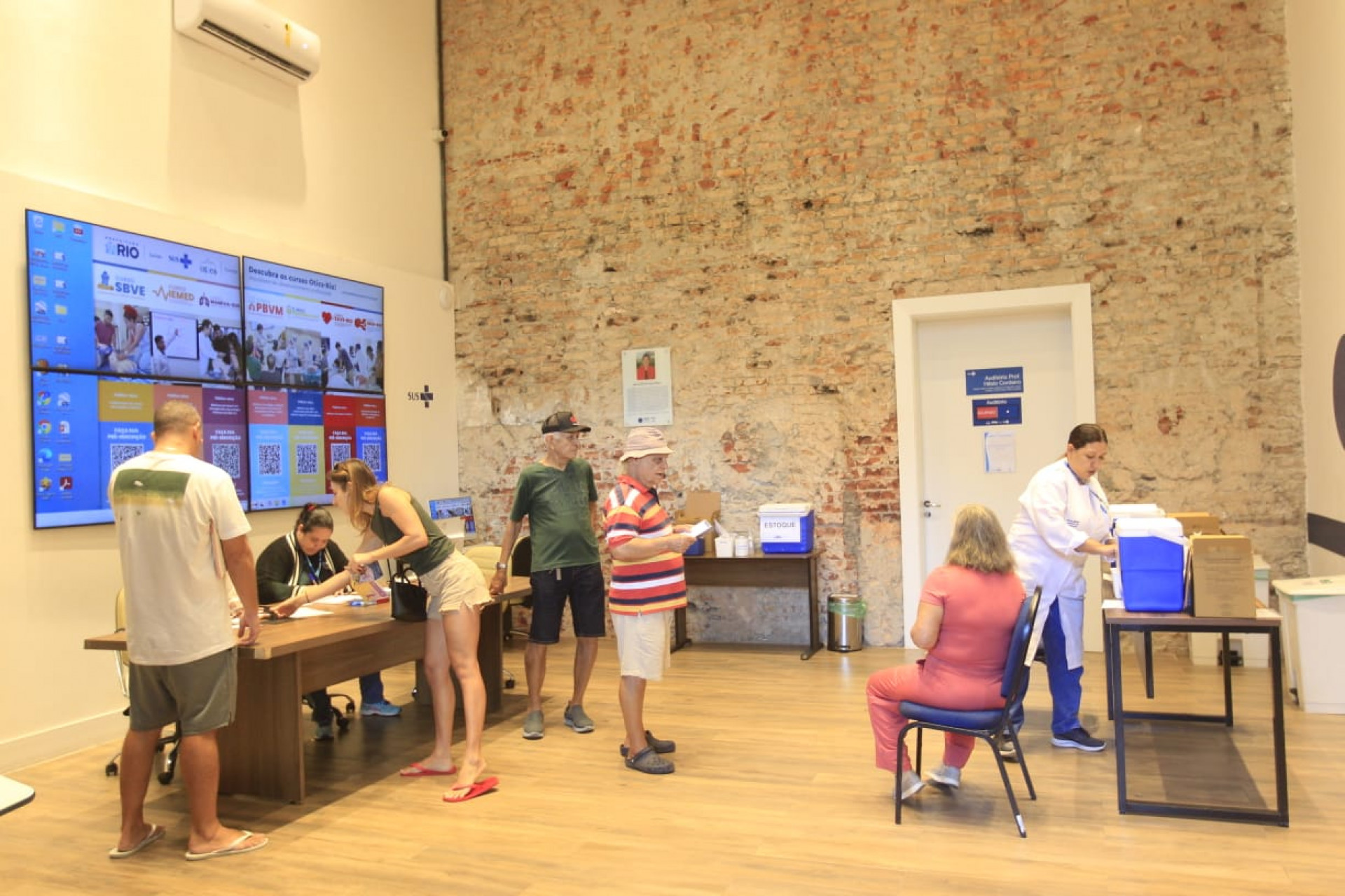 Idosos a partir dos 80 anos começaram a receber nova vacina contra a covid-19 - Reginaldo Pimenta/Agência O Dia