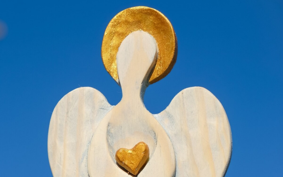 Os anjos da guarda s&atilde;o considerados guardi&otilde;es celestiais que acompanham e protegem as pessoas ao longo da vida (Imagem: Ganna Zelinska | Shutterstock) 