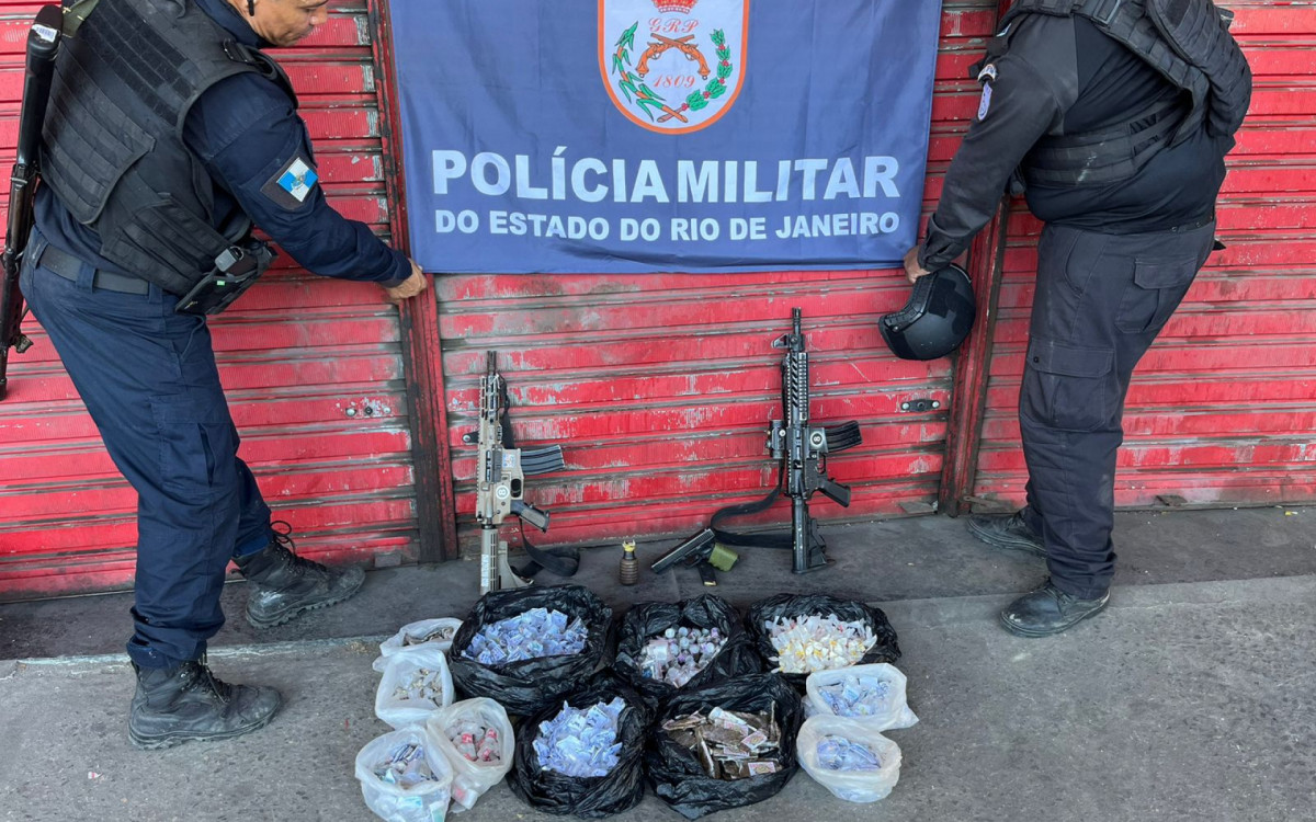 Armas e drogas foram apreendidas durante operação no Complexo da Mangueirinha