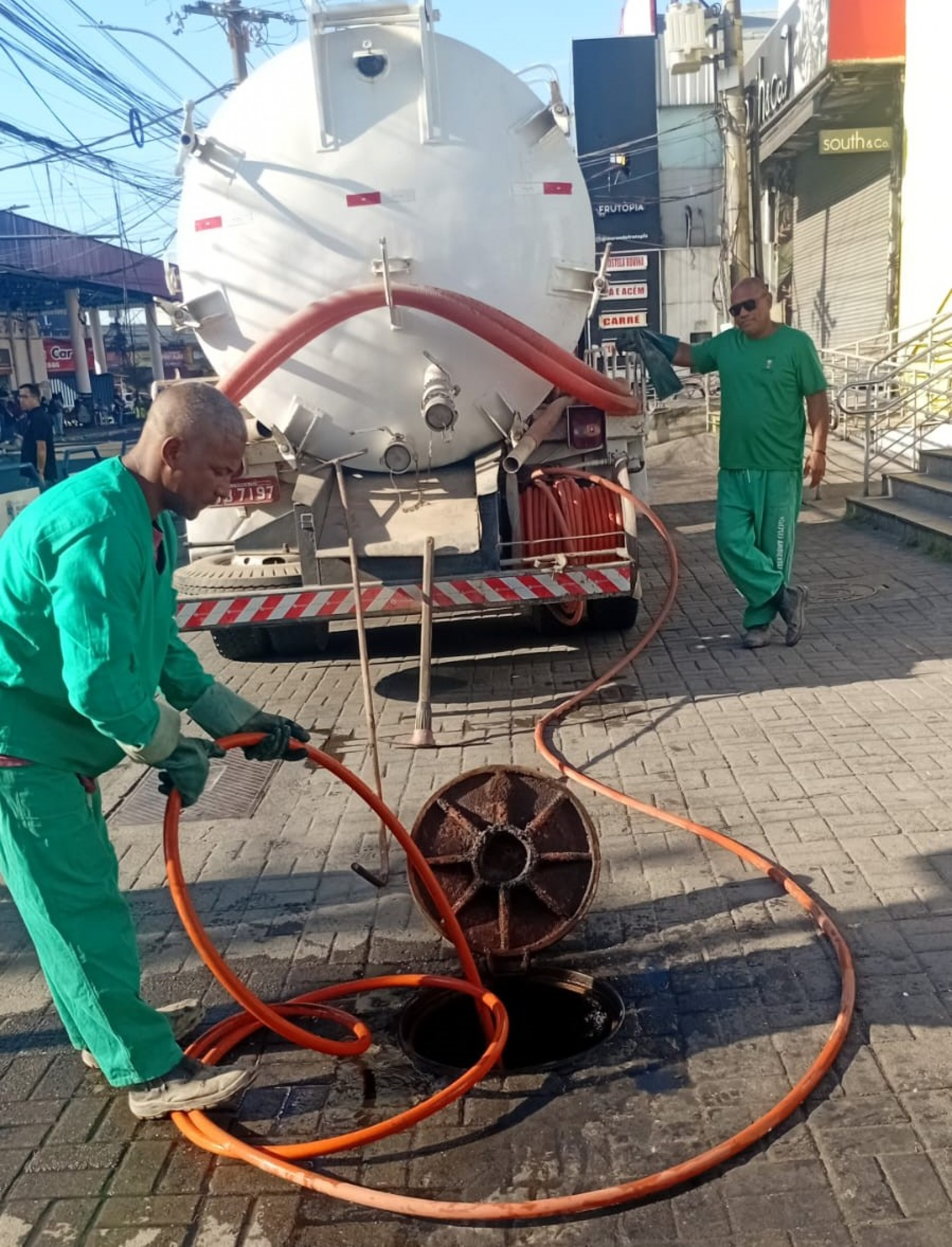 O caminh&atilde;o vacol desobstruiu os bueiros, fazendo a limpeza das redes de drenagem e de esgoto com aspira&ccedil;&atilde;o de detritos - Divulga&ccedil;&atilde;o / PMBR