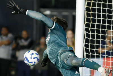 Vasco sofre, mas bate o Operário nos pênaltis com brilho de Léo Jardim e avança na Copa do Brasil