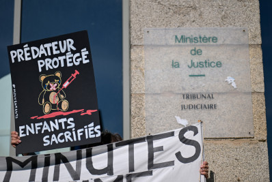 Ex-cirurgião pedófilo francês reconhece responsabilidade no suicídio de duas vítimas