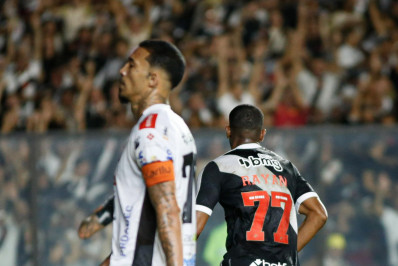Vasco sofre, mas bate o Operário nos pênaltis com brilho de Léo Jardim e avança na Copa do Brasil