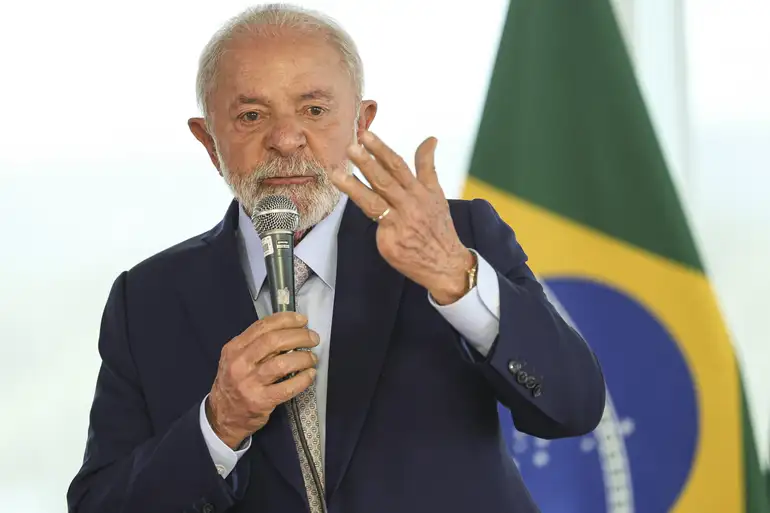 Governo federal prepara anúncio do programa Mais Especialistas, diz Lula