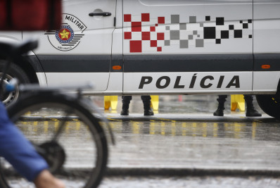 Policiais são flagrados espancando homem caído em SP