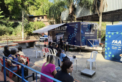 Castração de cães e gatos é realizada gratuitamente em unidade móvel no bairro Vila Nova