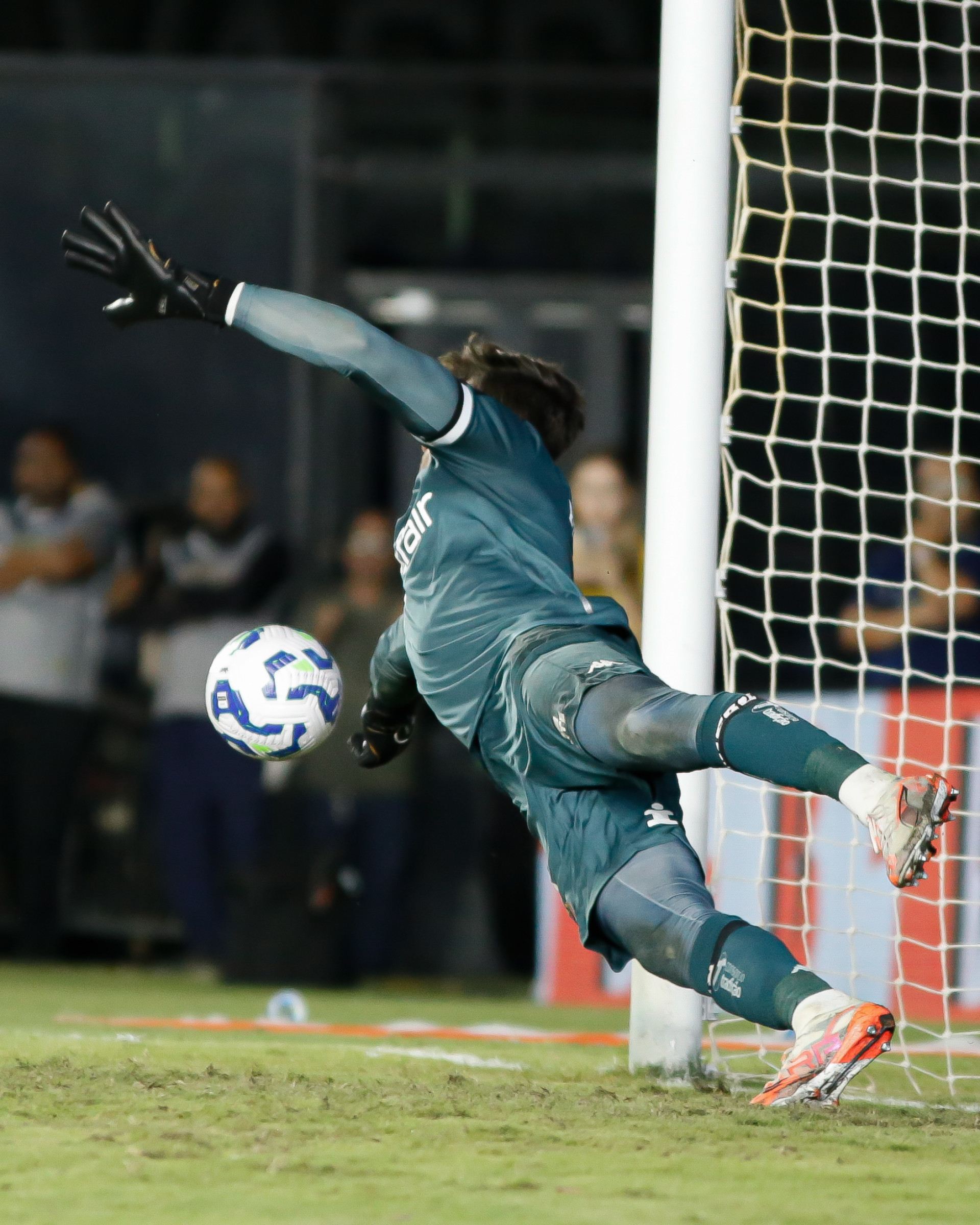 Léo Jardim pegou três pênaltis e garantiu o Vasco nas oitavas da Copa do Brasil