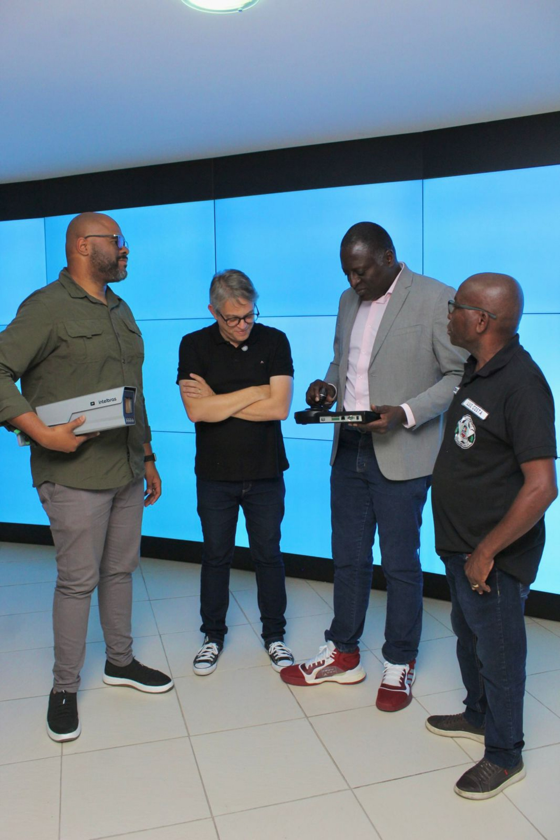 Prefeito Glauco Kaizer (preto) e o deputado H&eacute;lio Lopes estiveram recentemente na Central de Monitoramento, acompanhando a instala&ccedil;&atilde;o de c&acirc;meras com longo alcance na Pra&ccedil;a dos Eucaliptos - Marina Castelo / PMQ