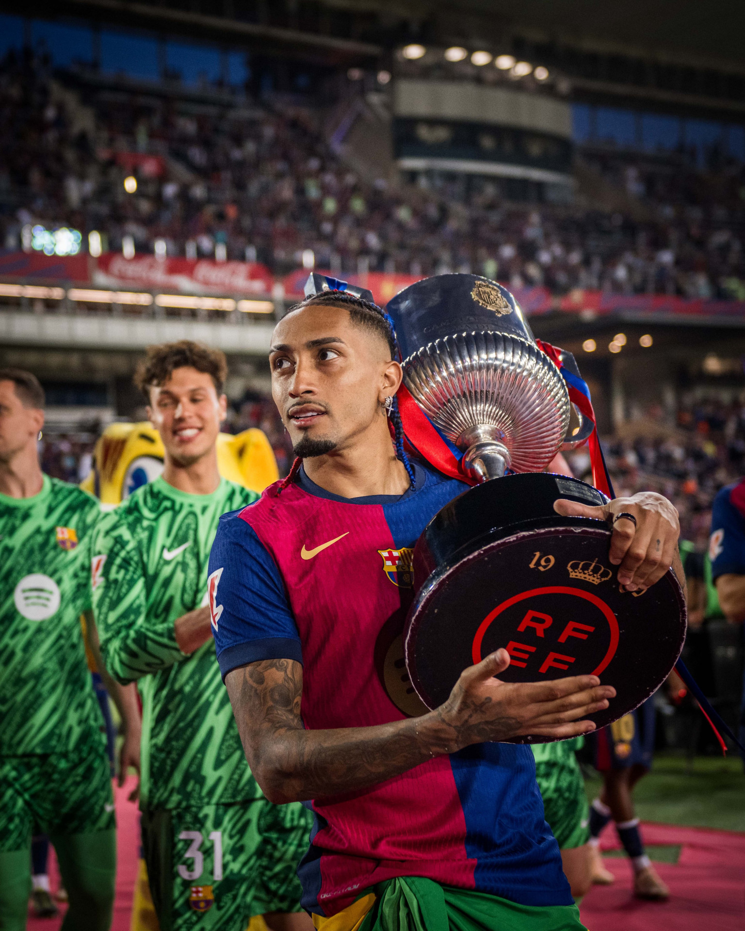Raphinha com a taça do Campeonato Espanhol