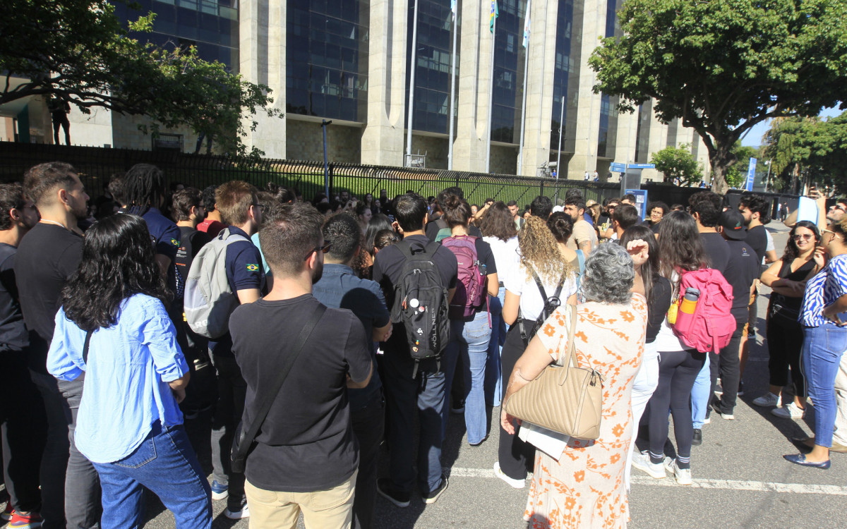 Manifesta&ccedil;&atilde;o de m&eacute;dicos de cl&iacute;nicas da fam&iacute;lia, na porta do Pr&eacute;dio da Prefeitura, na Cidade Nova, Centro do Rio de Janeiro, nesta quarta-feira (21).
