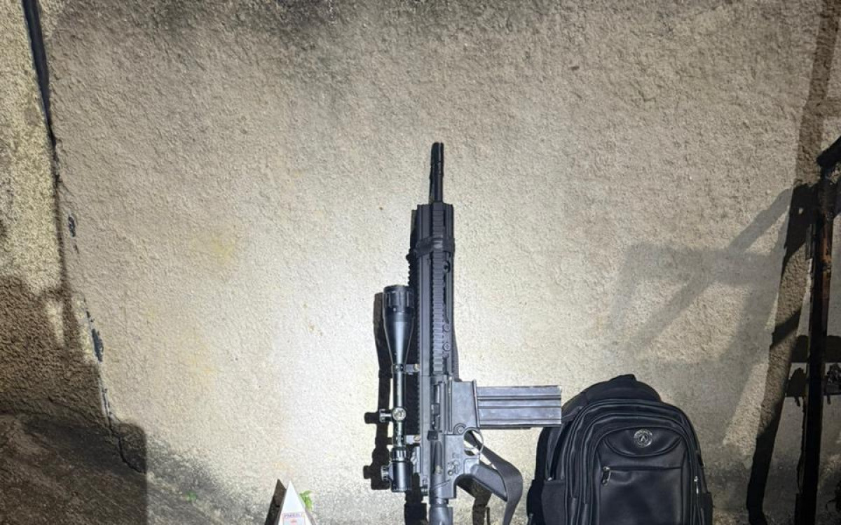 Fuzil e drogas foram apreendidos na Vila Kennedy