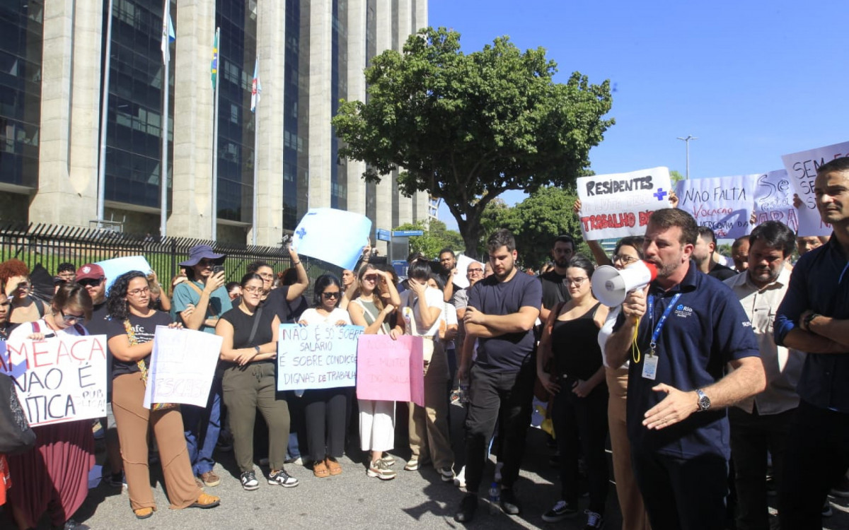 M&eacute;dicos das Cl&iacute;nicas da Fam&iacute;lia realizaram uma manifesta&ccedil;&atilde;o no Centro do Rio