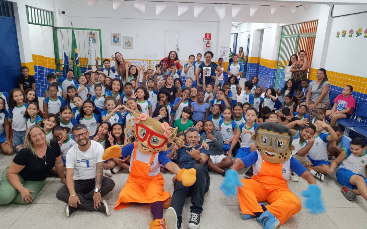 Na Escola Municipal Darcílio Ayres, os alunos assistiram à peça \