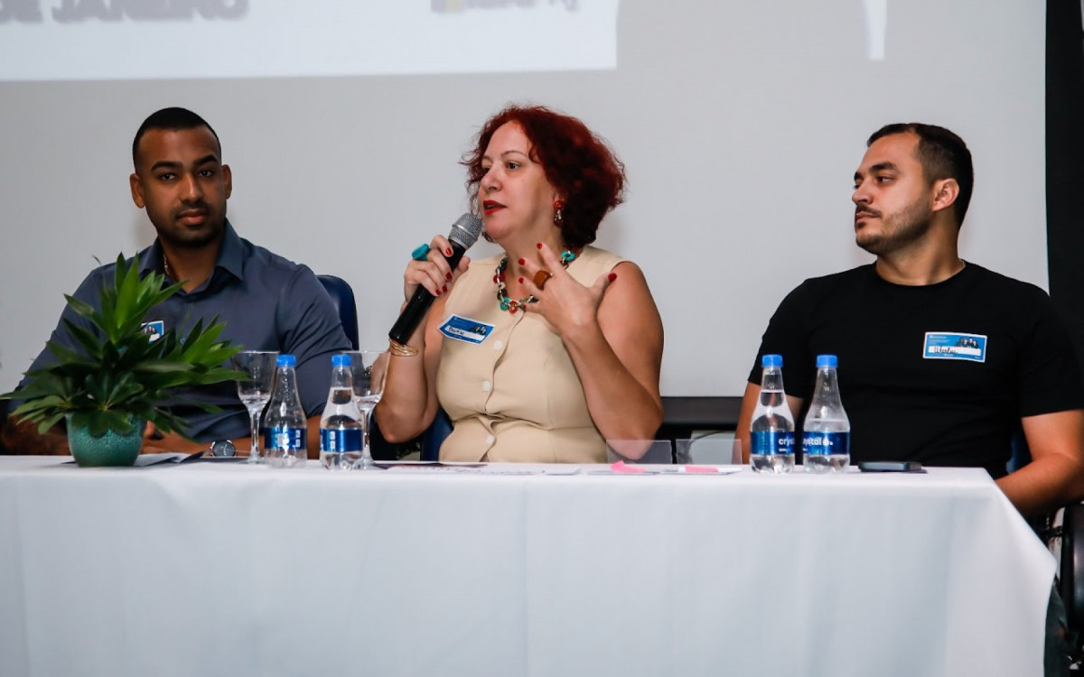 A professora Cristina Silveira contou ainda que a Seeduc espera um retorno pedagógico, uma vez que o estudante precisará conciliar as disciplinas da Base BNCC