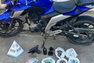 PM prende suspeito e apreende drogas, pistola e moto em Japeri