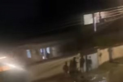 Vídeo: Casas são invadidas pela água no bairro Km 32, em Nova Iguaçu