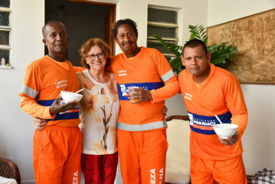 Moradora de Nova Iguaçu prepara café da manhã especial para homenagear o Dia do Gari