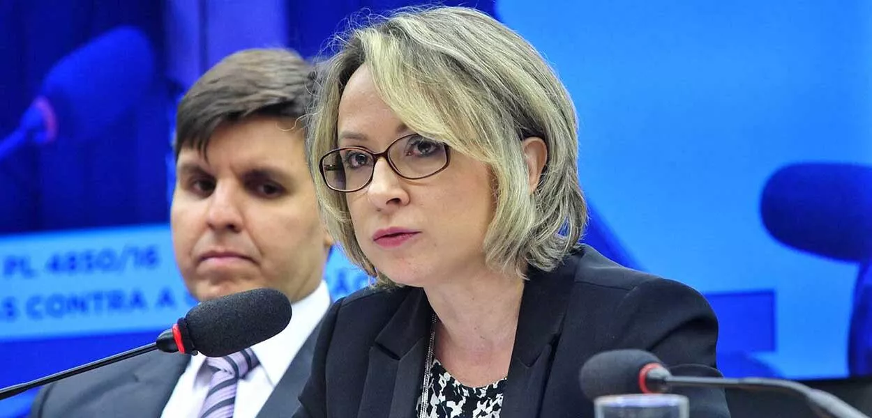 'Mãe' da Lava Jato, delegada Érika Marena se aposenta após 22 anos de carreira