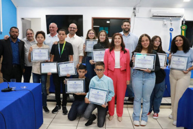 Alunos de Quatis recebem homenagem na Câmara por destaque em avaliações nacionais de educação