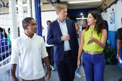 Cônsul da Alemanha visita centro interescolar de São Gonçalo