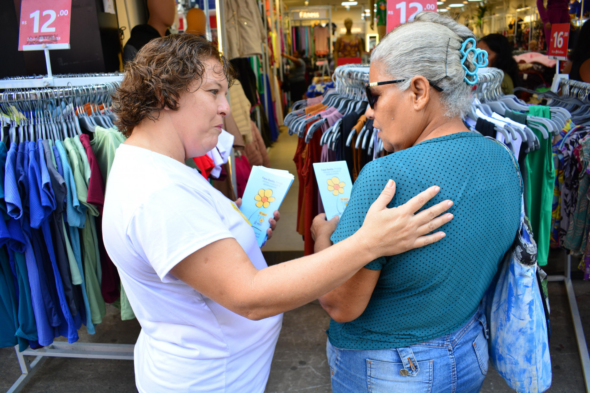 T&eacute;cnicos da Secretaria de Assist&ecirc;ncia Social foram &agrave; ruas e distribu&iacute;ram materiais explicativo sobre a campanha - Erick Amaral / PMBR