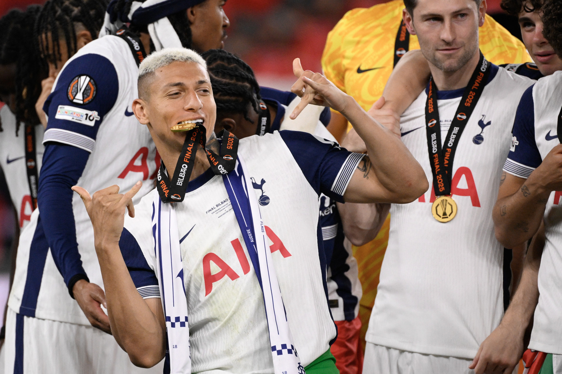 Richarlison morde a medalha de campe&atilde;o da Liga Europa - Josep Lago / AFP