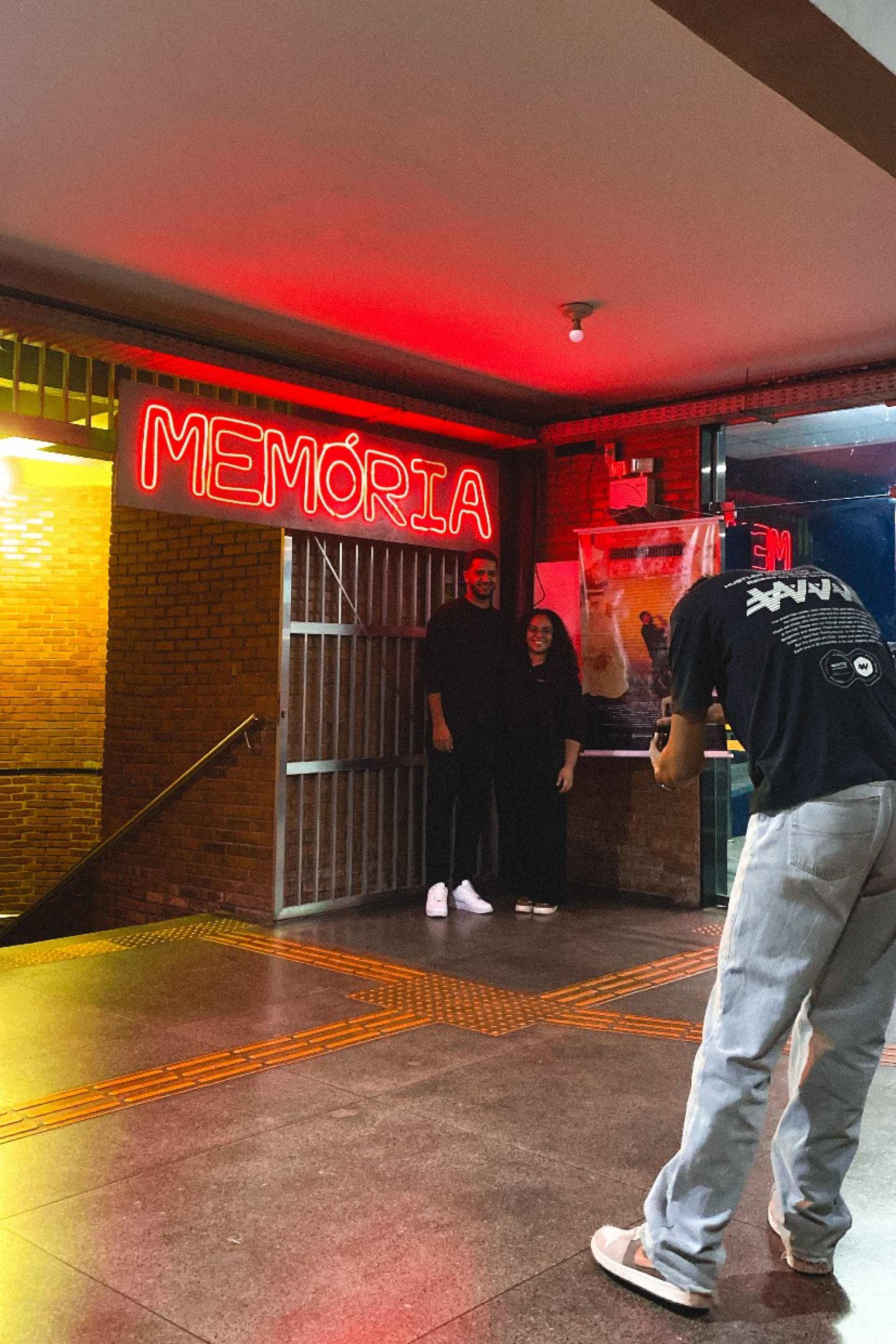 Foto com letreiro na entrada - Divulga&ccedil;&atilde;o