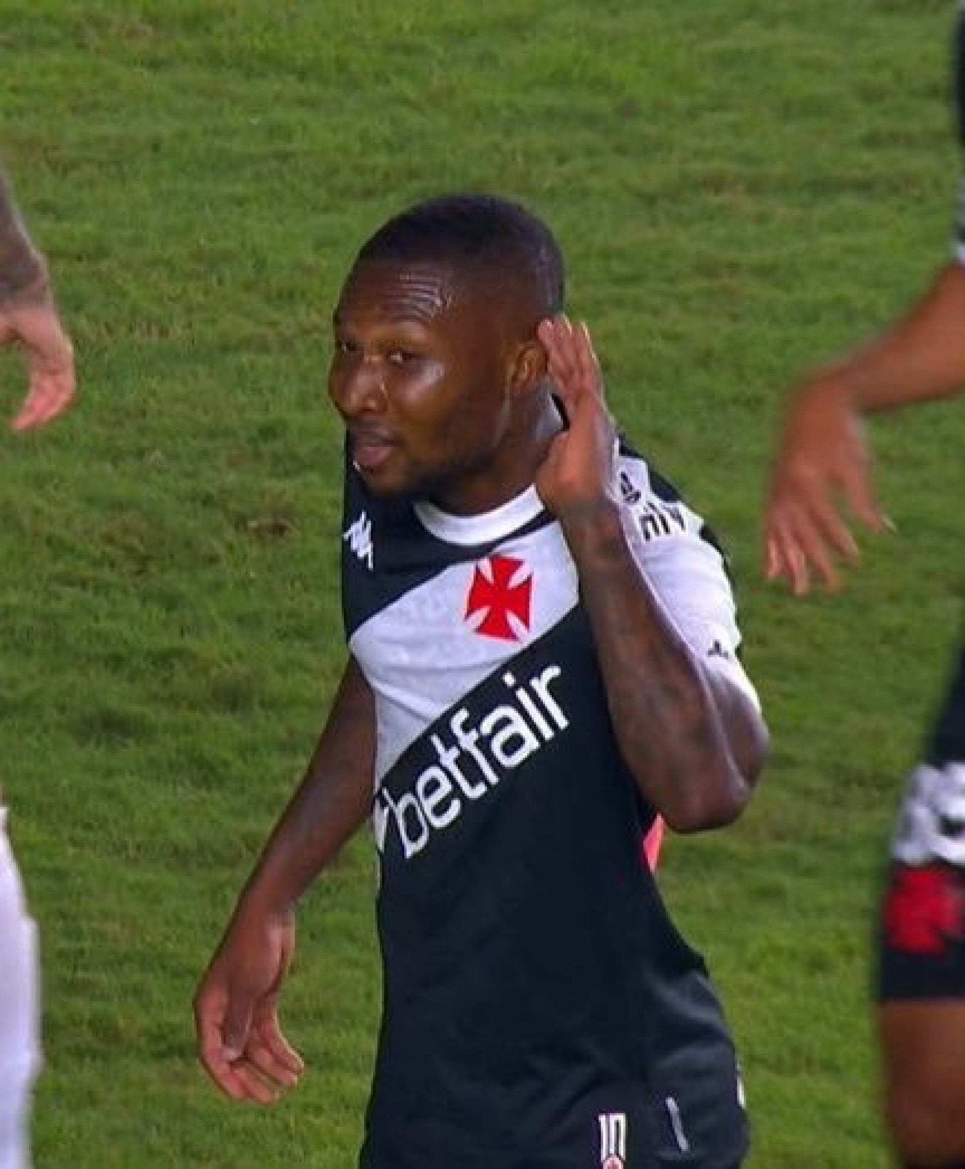 Loide Augusto se incomoda com cobranças de Fernando Diniz e faz gesto em direção a ele