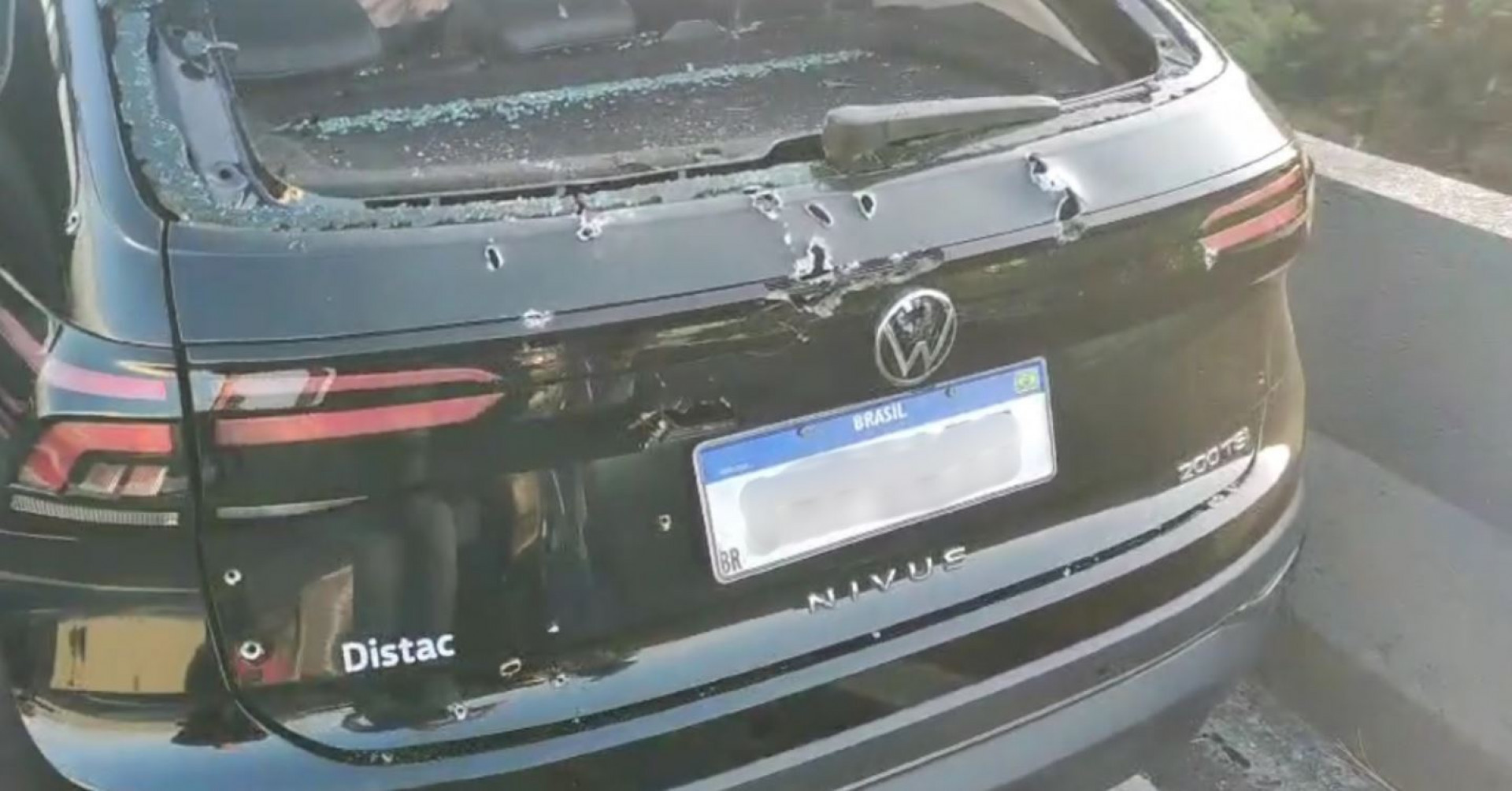 Carro foi alvejado durante troca de tiros - Reprodução / PMERJ