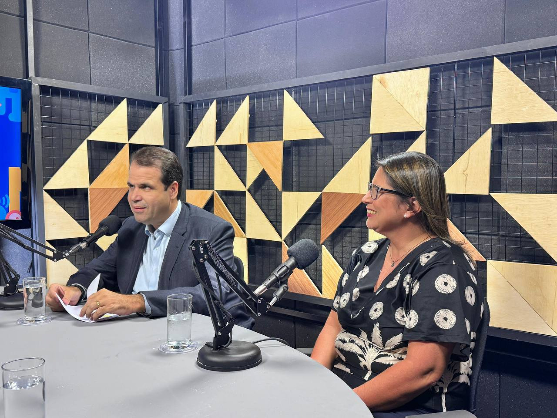 O videocast celebrou o in&iacute;cio da parceria e teve a participa&ccedil;&atilde;o do Deputado Federal, Aureo Ribeiro e da secret&aacute;ria Caroline Ontiveros - Thamyres Cardoso / PMJ