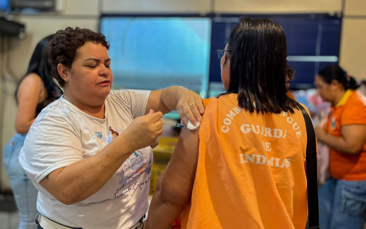 Os profissionais de saúde devem ser imunizados com as duas doses da tríplice viral