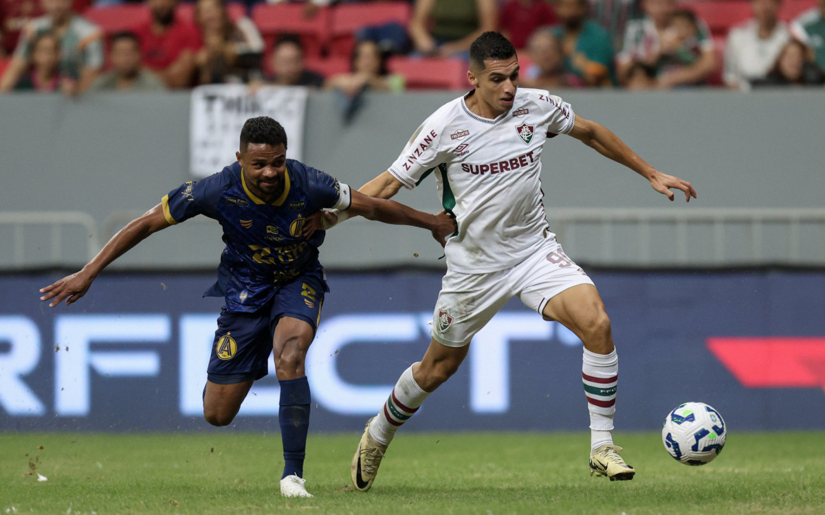 Kevin Serna em ação no jogo entre Aparecidense e Fluminense