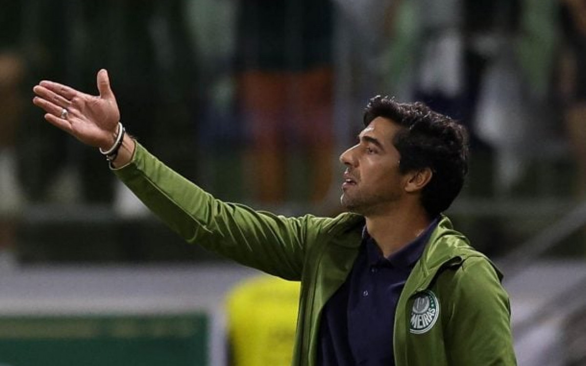 Abel Ferreira vai &agrave; formatura da filha e n&atilde;o d&aacute; coletiva