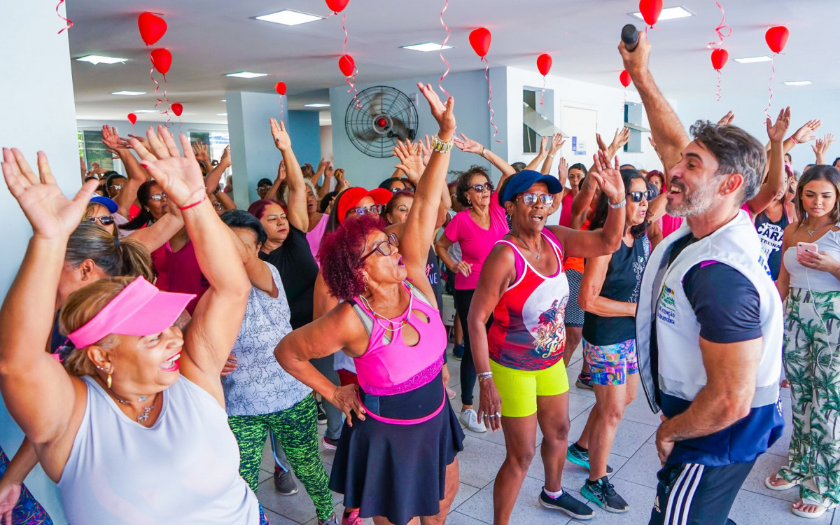 A aula de alongamento iniciou a programação com muita animação