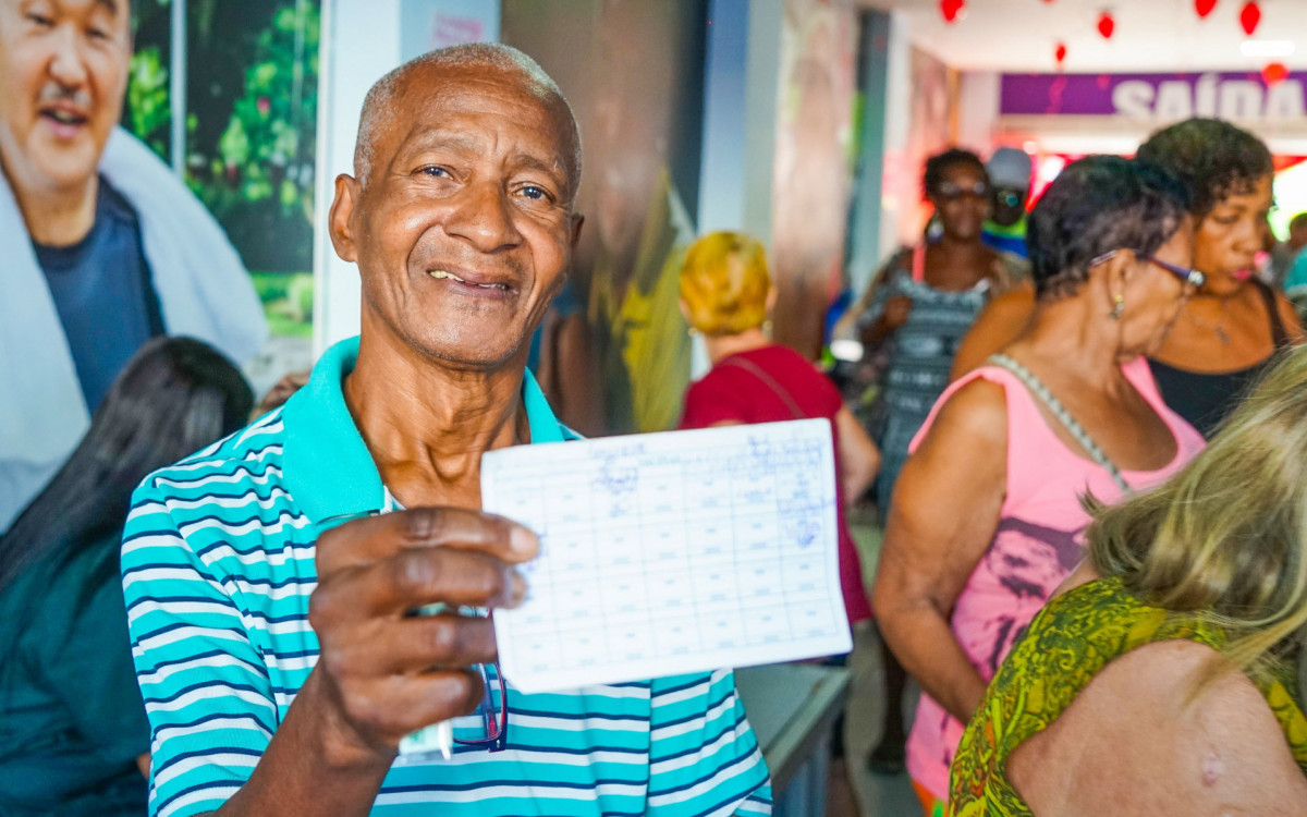 Paulo César Cardoso, de 64 anos, reforçou a imunidade e tomou a vacina contra gripe 