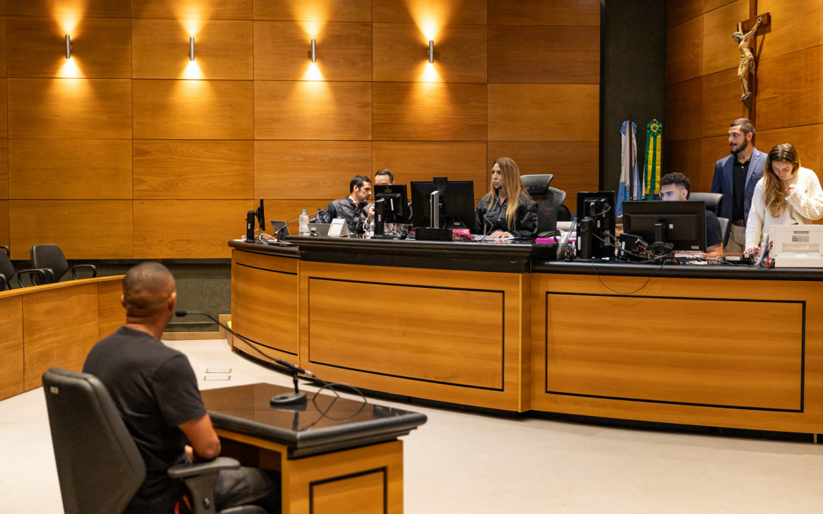 Juíza Tula Correa de Mello leu sentença que condenou réus por homicídio doloso duplamente qualificado