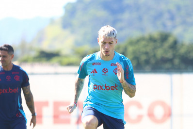 Com Wesley com futuro indefinido, Varela está em alta no Flamengo: 'Importantíssimo'