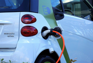 Mercado de carros elétricos cresce, mas instalação de pontos de recarga ainda é desafio
