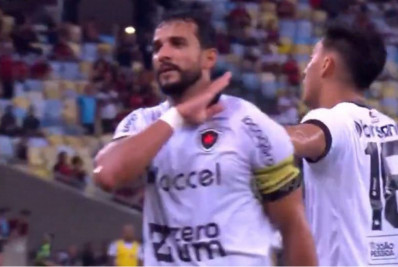 Dourado explica 'meia ceifada' e mostra respeito ao Flamengo: 'Mudou a minha vida'