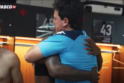 Após polêmica, Diniz e Loide deram abraço apertado no vestiário do Vasco